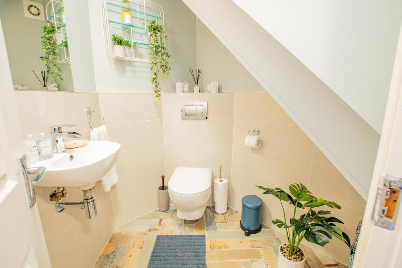 Cosy Retreat In The City Centre Голуей Екстериор снимка