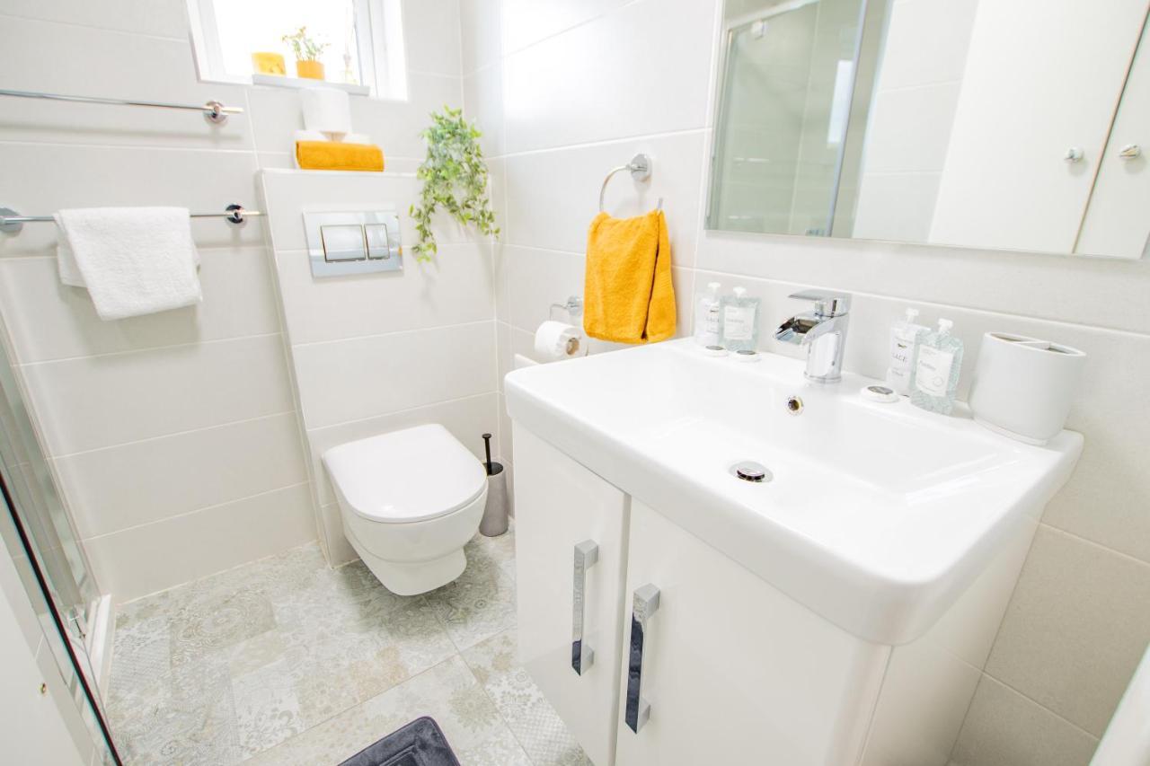 Cosy Retreat In The City Centre Голуей Екстериор снимка