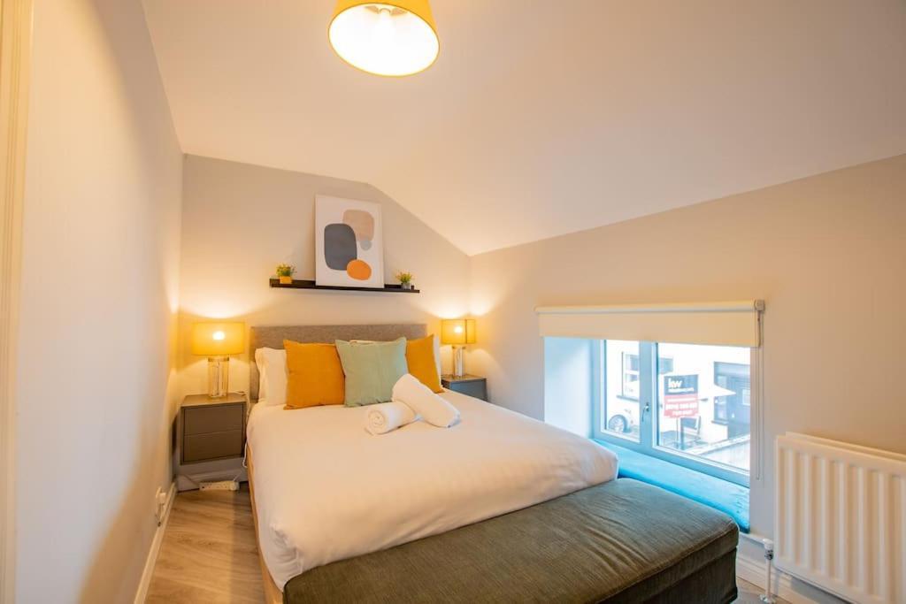 Cosy Retreat In The City Centre Голуей Екстериор снимка