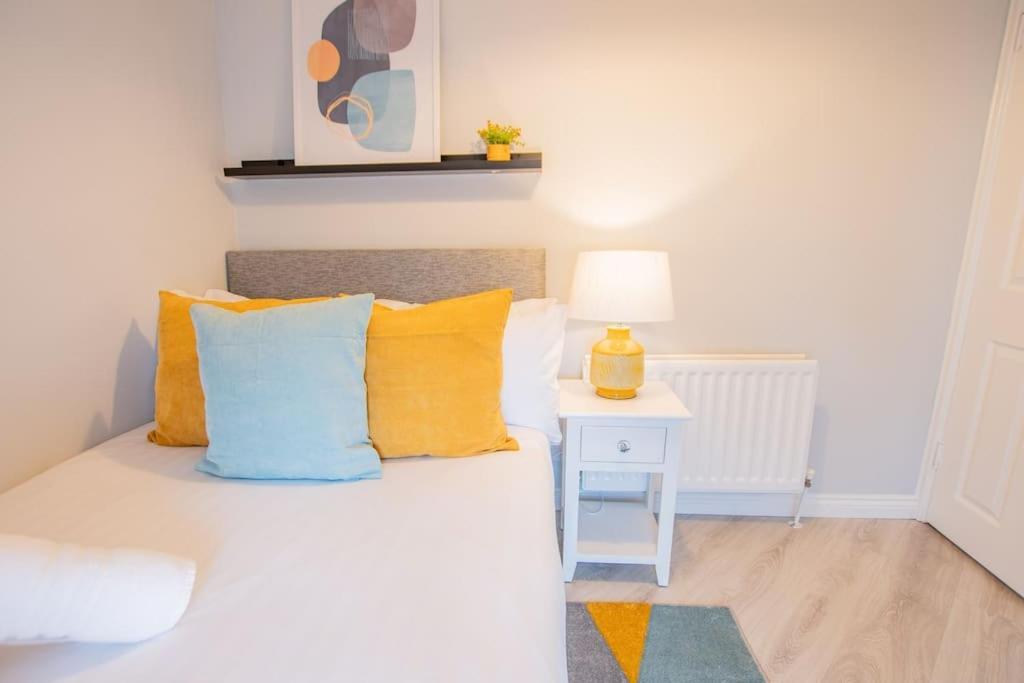 Cosy Retreat In The City Centre Голуей Екстериор снимка