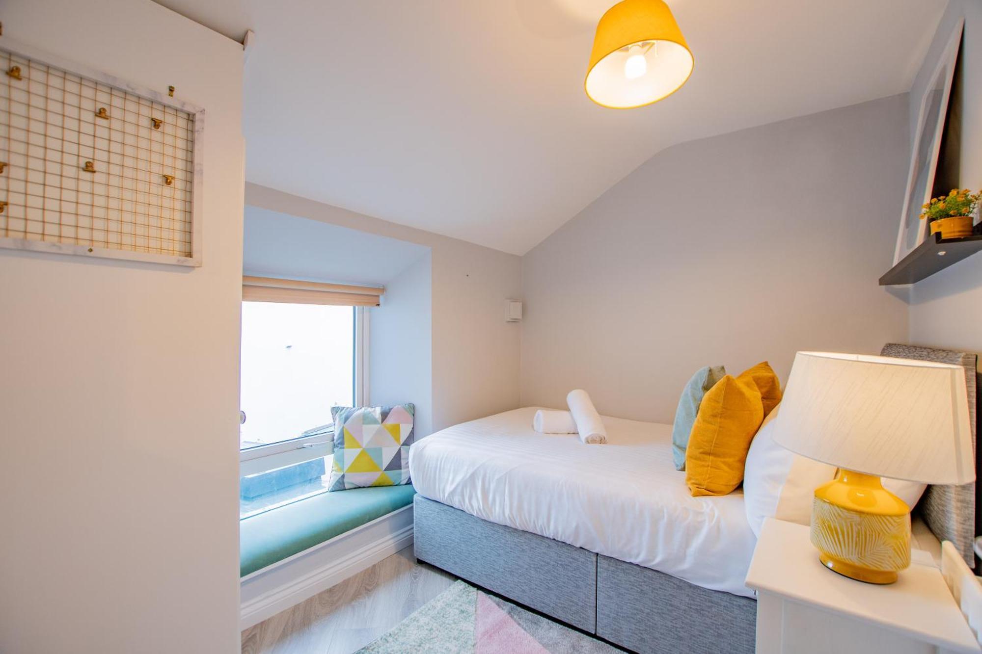Cosy Retreat In The City Centre Голуей Екстериор снимка